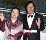 Lee Chang-dong, prix du scénario pour Poetry, et l'actrice Yung Jung Hee après la cérémonie de clôture du 63e festival de Cannes le 23 mai 2010