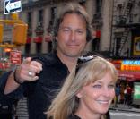 John Corbett et Bo Derek se promènent en amoureux à New York le 23 mai 2010