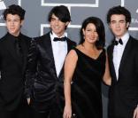 Les Jonas Brothers et leur mère Denise  