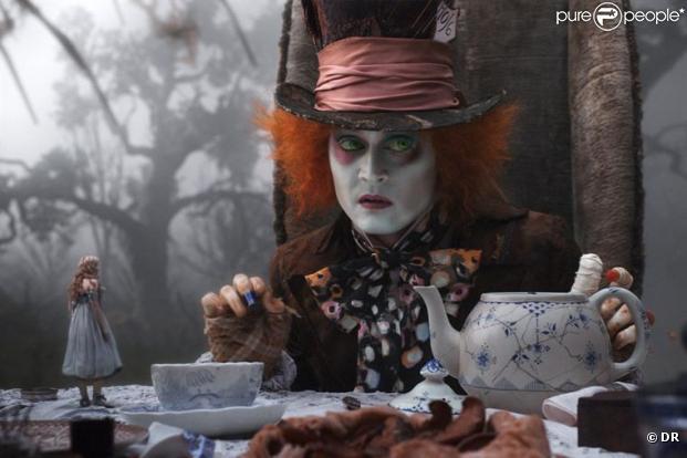 Des images d' Alice au Pays des Merveilles , qui vient de passer la barre du milliard de dollars de recettes mondiales.