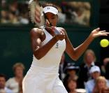 Venus Williams et les années 2000 : 10 ans de looks en courts complètement fous, fashion, bariolés, osés et courts évidemment ! Ici à Wimbledon en juin 2009. 