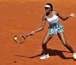 Venus Williams et les années 2000 : 10 ans de looks en courts complètement fous, fashion, bariolés, osés et courts évidemment ! Ici à Roland-Garros en mai 2009. 
