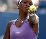 Venus Williams et les années 2000 : 10 ans de looks en courts complètement fous, fashion, bariolés, osés et courts évidemment ! Ici à l'US Open en août 2005. 