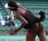 Venus Williams et les années 2000 : 10 ans de looks en courts complètement fous, fashion, bariolés, osés et courts évidemment ! Ici à Roland-Garros 2010. 