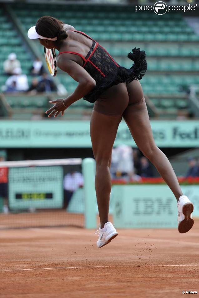 Venus Williams et les années 2000 : 10 ans de looks en courts complètement fous, fashion, bariolés, osés et courts évidemment ! Ici à Roland-Garros 2010. 