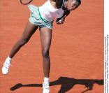 Venus Williams et les années 2000 : 10 ans de looks en courts complètement fous, fashion, bariolés, osés et courts évidemment ! Ici à Roland-Garros en mai 2004. 