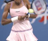 Venus Williams et les années 2000 : 10 ans de looks en courts complètement fous, fashion, bariolés, osés et courts évidemment ! Ici à l'US Open en septembre 2004. 