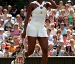 Venus Williams et les années 2000 : 10 ans de looks en courts complètement fous, fashion, bariolés, osés et courts évidemment ! Ici à Wimbledon en juin 2008. 