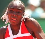Venus Williams et les années 2000 : 10 ans de looks en courts complètement fous, fashion, bariolés, osés et courts évidemment ! Ici à Roland-Garros au tout début des années 2000. 