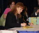 Sarah Ferguson signe son ouvrage Emily's First Day of School, au salon du livre de New York. 26/05/2010