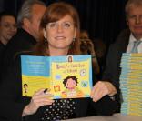 Sarah Ferguson signe son ouvrage Emily's First Day of School, au salon du livre de New York. 26/05/2010