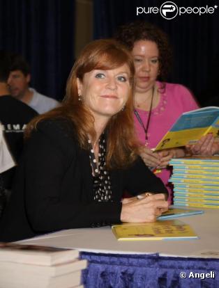Sarah Ferguson signe son ouvrage Emily's First Day of School, au salon du livre de New York. 26/05/2010