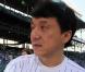 Jackie Chan donne le coup d'envoi du match de baseball opposant les Chicago Cubs au Los Angeles Dodgers, au Wrigley Field Stadium de Chicago, le 25 mai 2010.