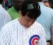 Jackie Chan donne le coup d'envoi du match de baseball opposant les Chicago Cubs au Los Angeles Dodgers, au Wrigley Field Stadium de Chicago, le 25 mai 2010.