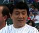 Jackie Chan donne le coup d'envoi du match de baseball opposant les Chicago Cubs au Los Angeles Dodgers, au Wrigley Field Stadium de Chicago, le 25 mai 2010.