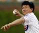 Jackie Chan donne le coup d'envoi du match de baseball opposant les Chicago Cubs au Los Angeles Dodgers, au Wrigley Field Stadium de Chicago, le 25 mai 2010.