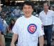 Jackie Chan donne le coup d'envoi du match de baseball opposant les Chicago Cubs au Los Angeles Dodgers, au Wrigley Field Stadium de Chicago, le 25 mai 2010.