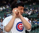 Jackie Chan donne le coup d'envoi du match de baseball opposant les Chicago Cubs au Los Angeles Dodgers, au Wrigley Field Stadium de Chicago, le 25 mai 2010.