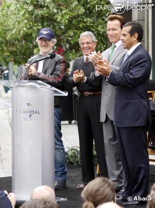   Steven Spielberg, Ron Mayer et Arnold Schwarzenegger lors de l'inauguration des décors  reconstituant New-York à Universal Studios en Californie le 27 mai 2010 