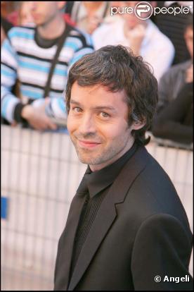Yann Barthès débriefe avec humour les candidats de l'Eurovsion, le 26 mai 2010 dans Le  Petit journal people. 