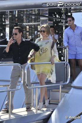 J-Lo et Marc Anthony prennent du bon temps sur le bateau de leurs amis Dolce & Gabbana. Mai 2010