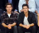 Zac Efron assiste au match de basket Los Angeles Lakers-Phoenix Suns, jeudi 27 mai, en compagnie de Ryan Rottman, Nina Dobrev et Ian Somerhalder.  