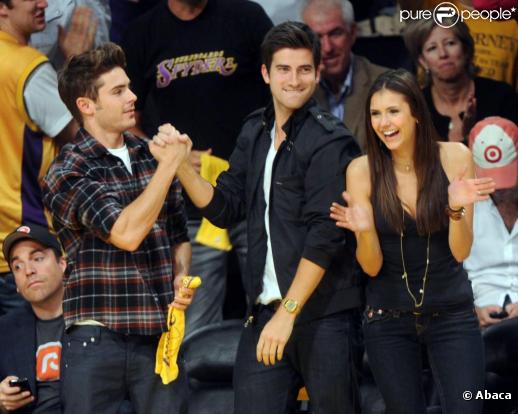 Zac Efron assiste au match de basket Los Angeles Lakers-Phoenix Suns, jeudi 27 mai, en compagnie de Ryan Rottman, Nina Dobrev et Ian Somerhalder.  