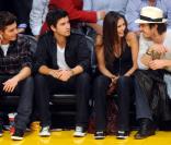 Zac Efron assiste au match de basket Los Angeles Lakers-Phoenix Suns, jeudi 27 mai, en compagnie de Ryan Rottman, Nina Dobrev et Ian Somerhalder.  