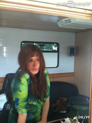 Isabelle Adjani dans sa loge, en rousse. Elle tourne dans Aïcha, de Yamina Benguigui ! Photo exclusive toute reproduction interdite 
