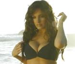 Kelly Brook dans le making of du shooting pour le magazine FHM du mois de juillet 2010