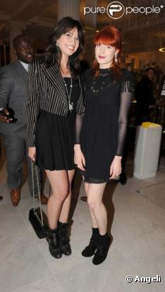Daisy Lowe et Florence Welch lors d'une exhibition d'art à but caritatif à Londres le 2 juin 2010