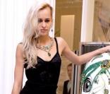 Alice Dellal lors d'une exhibition d'art à but caritatif à Londres le 2 juin 2010