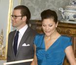 Les futurs mariés Victoria de Suède et Daniel Westling reçoivent des présents de la part du président Grimaldi Industri après la publication des bans. La cérémonie a lieu dans le palais royal à Stockholm le 3 juin 2010.