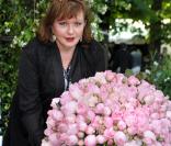 Catherine Jacob célèbre la rose qui porte son nom au Jardin des Tuileries à Paris le 3 juin 2010