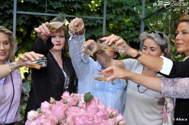Catherine Jacob célèbre la rose qui porte son nom au Jardin des Tuileries à Paris le 3 juin 2010