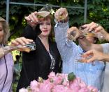 Catherine Jacob célèbre la rose qui porte son nom au Jardin des Tuileries à Paris le 3 juin 2010