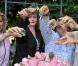 Quand Catherine Jacob arrose des fleurs très spéciales avec du champagne !