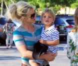 Britney Spears et ses deux garçons vont déjeuner à Santa Monica, vendredi 4 juin, aux côtés de Jamie Spears, papa de la chanteuse.