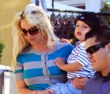Britney Spears et ses deux garçons vont déjeuner à Santa Monica, vendredi 4 juin, aux côtés de Jamie Spears, papa de la chanteuse.