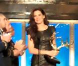 Sandra Bullock reçoit le prix de l'Artiste de l'année, aux Spike TV's  Choice Awards 2010, samedi 5 juin 2010.