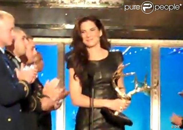 Sandra Bullock reçoit le prix de l'Artiste de l'année, aux Spike TV's  Choice Awards 2010, samedi 5 juin 2010.