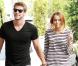 Miley Cyrus et son petit ami Liam Hemsworth se promènent dans les rues de Toluca Lake à Los Angeles le 8 juin 2010