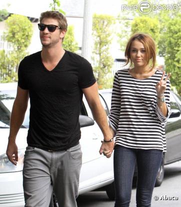 Miley Cyrus et son petit ami Liam Hemsworth se promènent dans les rues de Toluca Lake à Los Angeles le 8 juin 2010