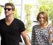 Miley Cyrus et son petit ami Liam Hemsworth se promènent dans les rues de Toluca Lake à Los Angeles le 8 juin 2010