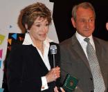 Jane Fonda reçoit la Grande médaille de vermeil de la ville de Paris des mains de Bertrand Delanoë, le 10 juin 2010.