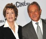 Jane Fonda reçoit la Grande médaille de vermeil de la ville de Paris des mains de Bertrand Delanoë, le 10 juin 2010.