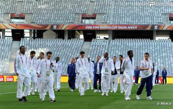 L'équipe de France de football reconnaît le terrain sud-africain, avant son premier match de Coupe du Monde, ce soir, face à l'Uruguay, le 11 juin 2010.