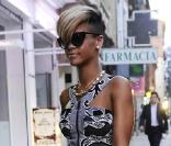Rihanna : Petite robe noire et blanche signée Suno, lunettes vintage Tom Ford, et escarpins chair à chaînettes de chez Lanvin. Un savant mélange qui confirme son statut de bête de mode.
