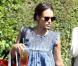 Jessica Alba, radieuse dans une petite robe en denim Isabel Marant qu'elle a associé à des rangers et à un it-bag orange griffé Prada. Bravo ! 