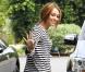 Miley Cyrus moulée dans un joli jean slim brut Jet Anchor, porté avec une marinière Elizabeth and James Long, sans oublier ses sabots camel ultra tendance signés Chanel ! Superbe ! 